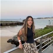 Profesora de primaria apta para dar a diferentes niños de distintas edades.